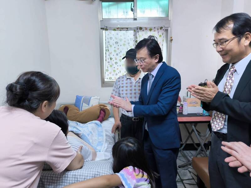 毒駕男撞碎青春!女重傷長期臥床 犯保端午前夕訪視送暖