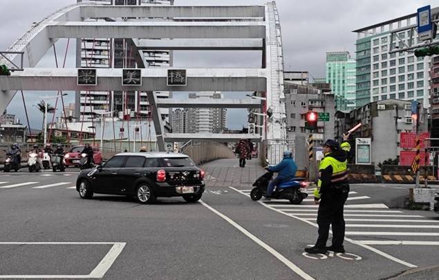端午節連續假期，北市警察局加強維護交通順暢及行車秩序。（記者劉慶侯翻攝）