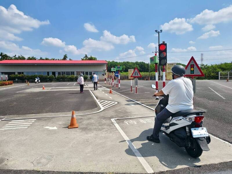 屏縣上機車駕訓班且考取駕照 補助2300元