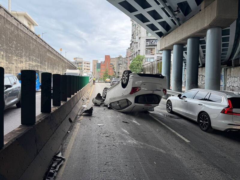 北市水源快速道路轎車失控翻覆 男駕駛多處擦挫傷