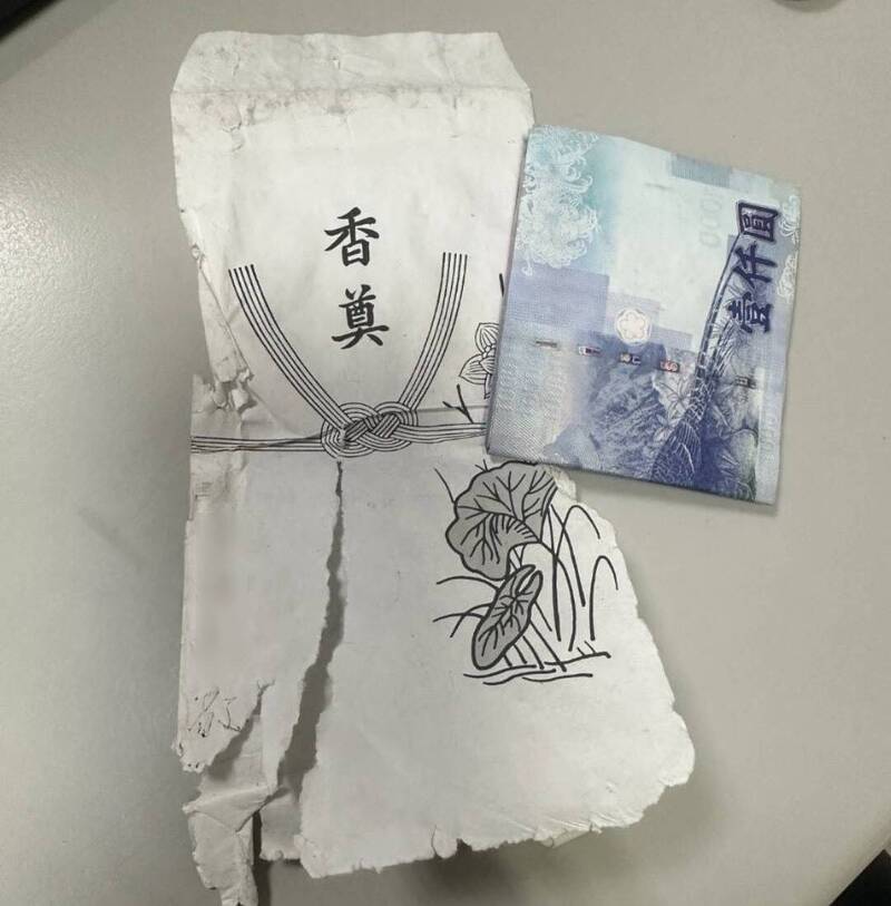 雨淋白包變無字天書 熱心民眾「毛毛的」送警局……竟這樣找到失主