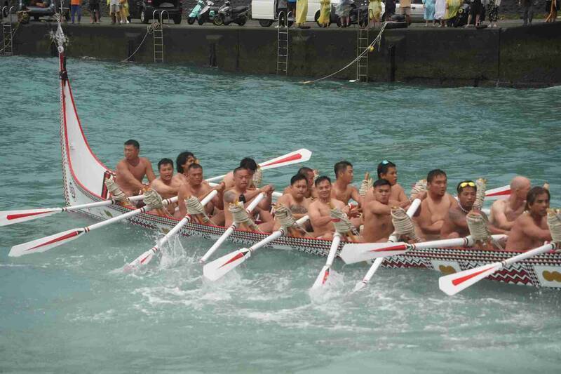 蘭嶼拼板舟睽違300年划向巴丹島 原民會:「同文同種」本是一族