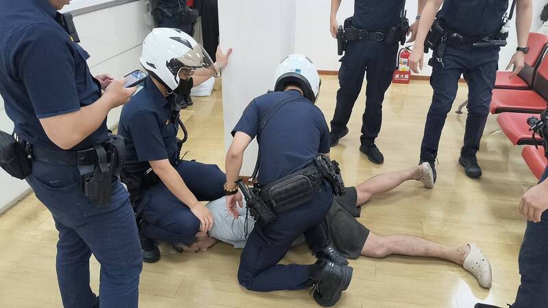 板橋發生銀行搶案!男持剪刀威嚇得手40萬 「坐著數鈔票」被逮