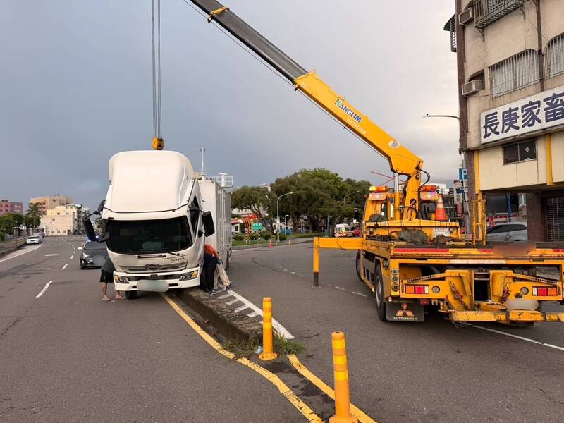 高雄大貨車逆向自撞分隔島 查無毒駕、酒駕