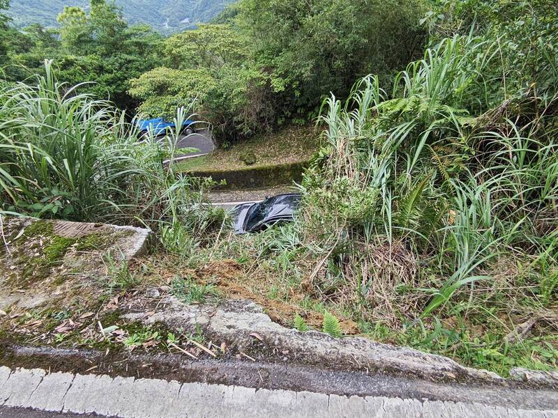 整修工駕車載妻找客戶家 路不熟翻落坪林7米山坡2傷