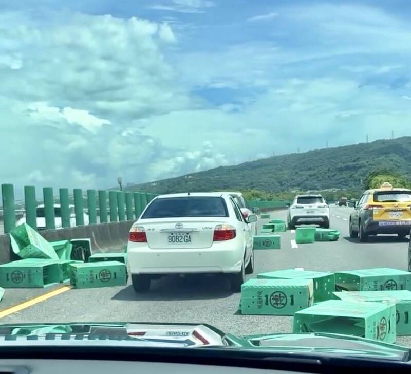 國道S型路考?國3草屯南向蔬菜箱掉滿地 後車高難度繞行