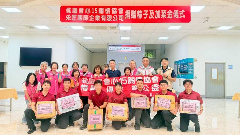 致敬消防英雄 桃園民團送愛心肉粽、加菜金
