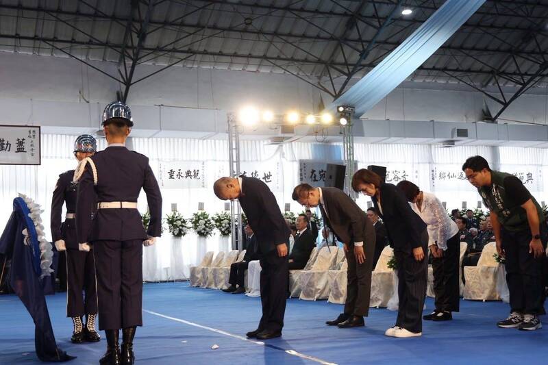 同窗好友痛失愛子 韓國瑜生日現身告別式致最深敬意