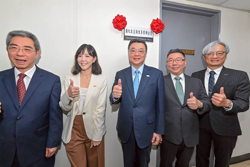 政院「強化民主韌性專案辦公室」揭牌 卓揆:撐起民主保護傘