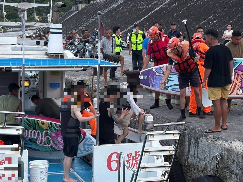 白浪滔滔我不怕?綠島6人划SUP隨海流遠漂 岸巡聯繫漁船救回