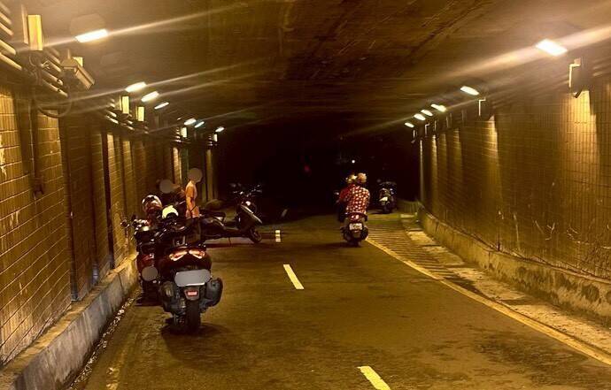 高雄左營大中地下道路面濕滑 5機車失控自摔5人傷