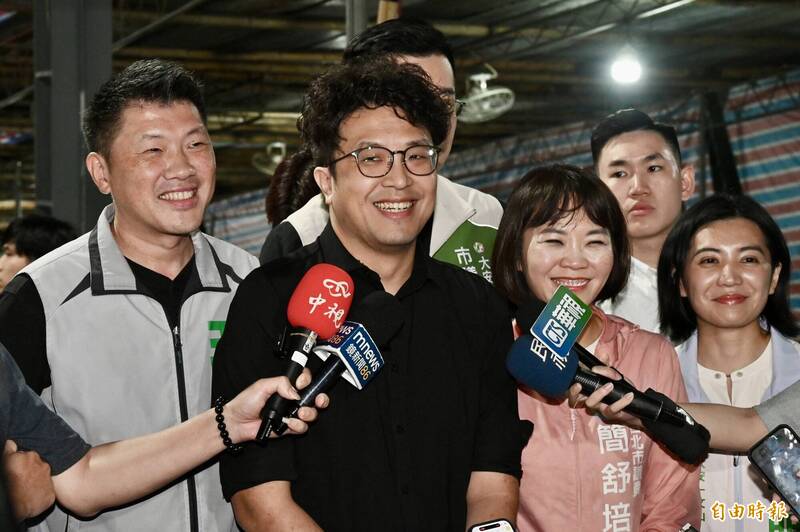 藍酸「蚵仔煎」 沈伯洋神回:台北桌子夠大 放得下各式各樣小吃