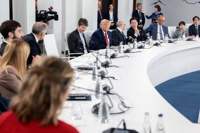 「熱麥克風」揭G7領袖私聊話題!梅洛尼正戒菸、川普突提格陵蘭