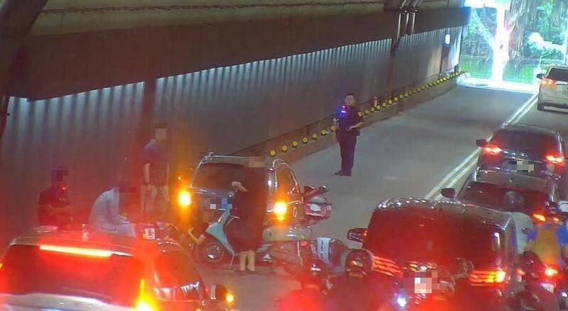 台北自強隧道尖峰汽機車撞成一堆 上班族崩潰:打卡來不及了