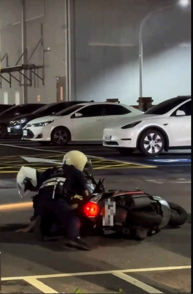 毒駕男衝撞警機車2警傷 遭壓制起獲安毒