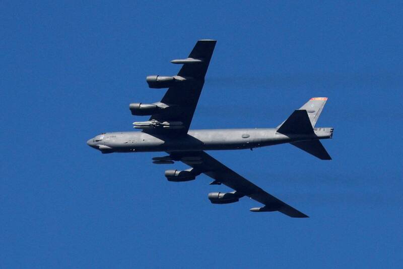 B-52轟炸機墜機航跡公開 起飛後急轉彎失控墜地!