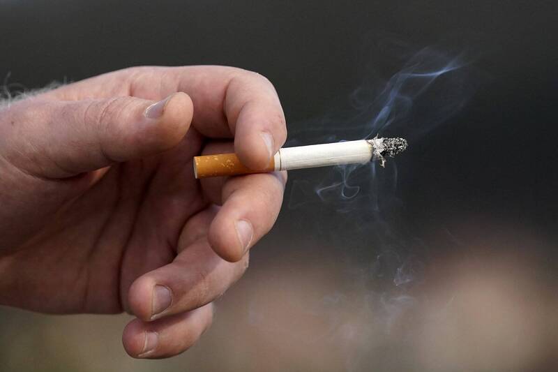 需要鐵拳教育!南韓高中生翻牆抽菸臭味飄民宅 住戶驅趕遭嘲弄