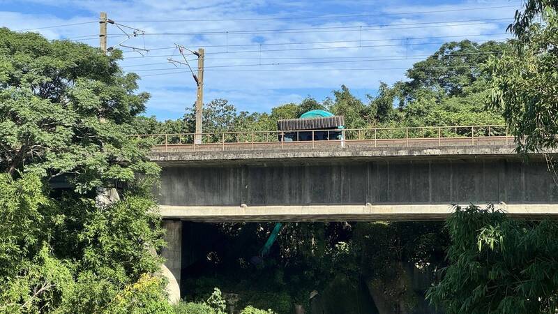 拖吊車無法靠近救援!怪手翻覆困鐵道橋 台鐵列車大延誤