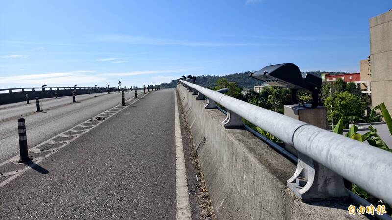 預防戰機撞路燈 花蓮市這座陸橋13年前就這樣設計