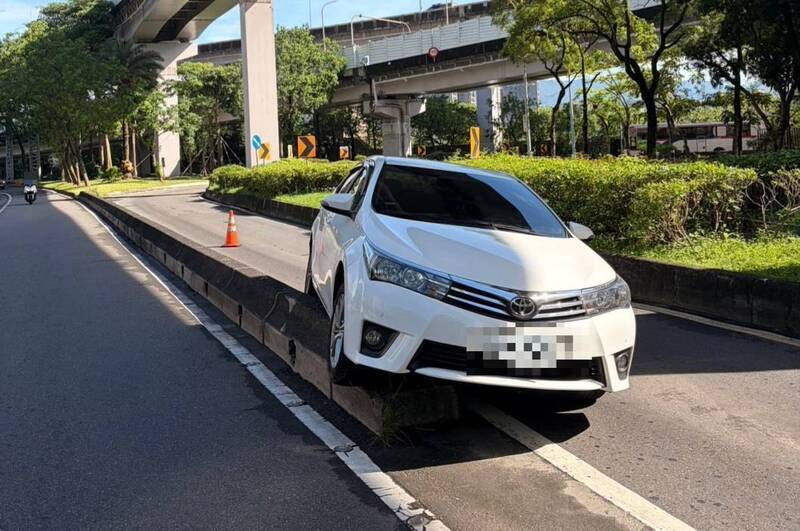 下環東匝道失控撞分隔島 小客車卡路中間上班車潮塞爆