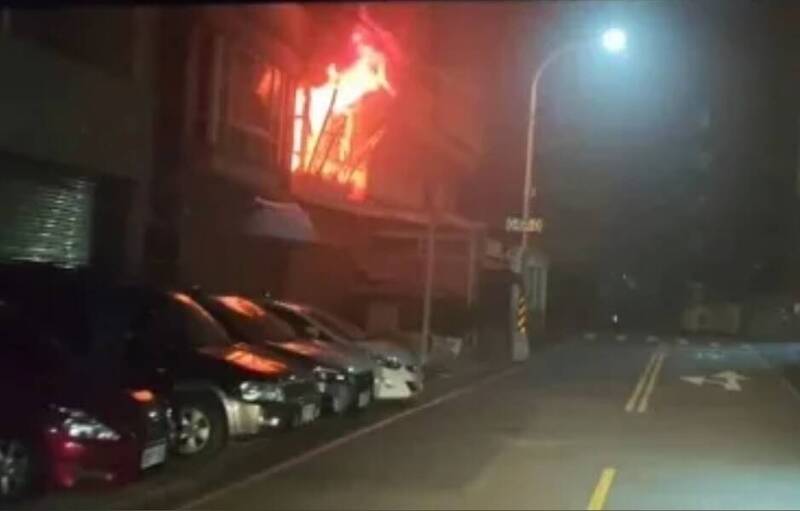 苗栗4層樓透天民宅火警!火舌竄出2樓 3女逃至隔壁頂樓保命