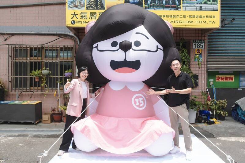 高雄黃色小鴨、吉伊卡哇竟「出生」在新北? 蘇巧慧揭秘充氣偶製作