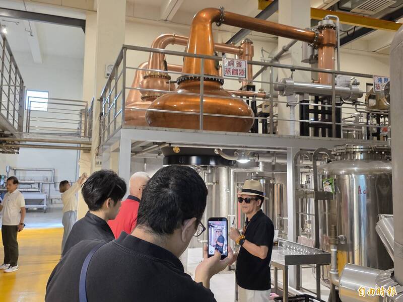 漫城酒莊投資日本進口的釀酒設備。（記者花孟璟攝）