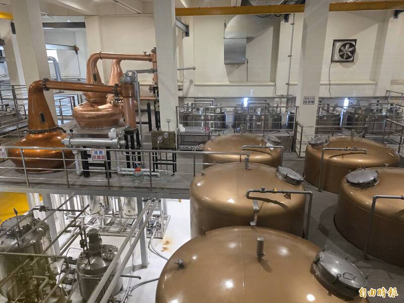 漫城酒莊投資日本進口的釀酒設備。（記者花孟璟攝）