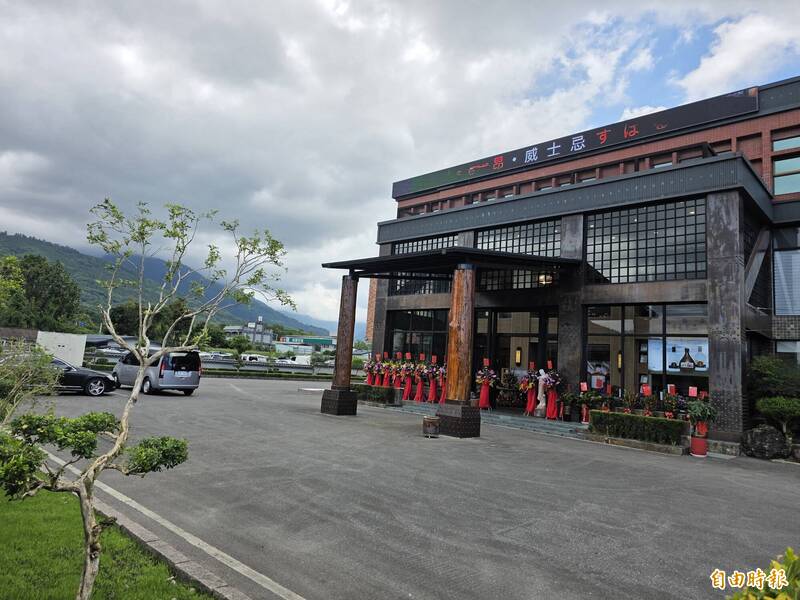 「嘗試過用西螺米的原料，還是沒有花蓮米好」！漫城酒莊地點在花蓮鳳林鎮，原本是長青生物科技公司閒置廠房，轉手後大改造成為酒莊。（記者花孟璟攝）