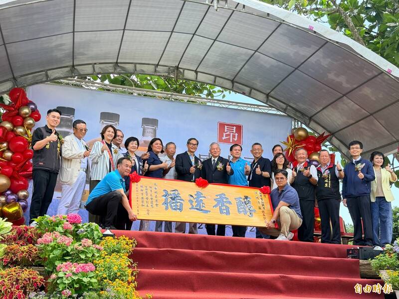 漫城酒莊業主陳永東（中）是金門企業家，今天酒莊開幕包括地方各界都來共襄盛舉。（記者花孟璟攝）