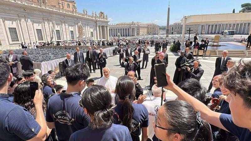 天主教台中教區「聖采琪聯合弦樂團」17日於教廷參加教宗良十四世（Pope Leo XIV）公開接見活動。（圖擷取自林佳龍臉書）