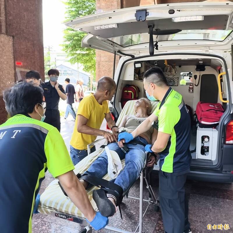 婦陪尪開庭突氣喘癱坐!基檢急放人 她下秒斷線「飛踢法警」