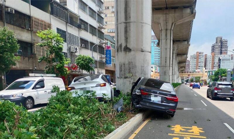 中捷高架下驚傳車禍!特斯拉、BMW路口對決 齊衝分隔島剷平綠化帶