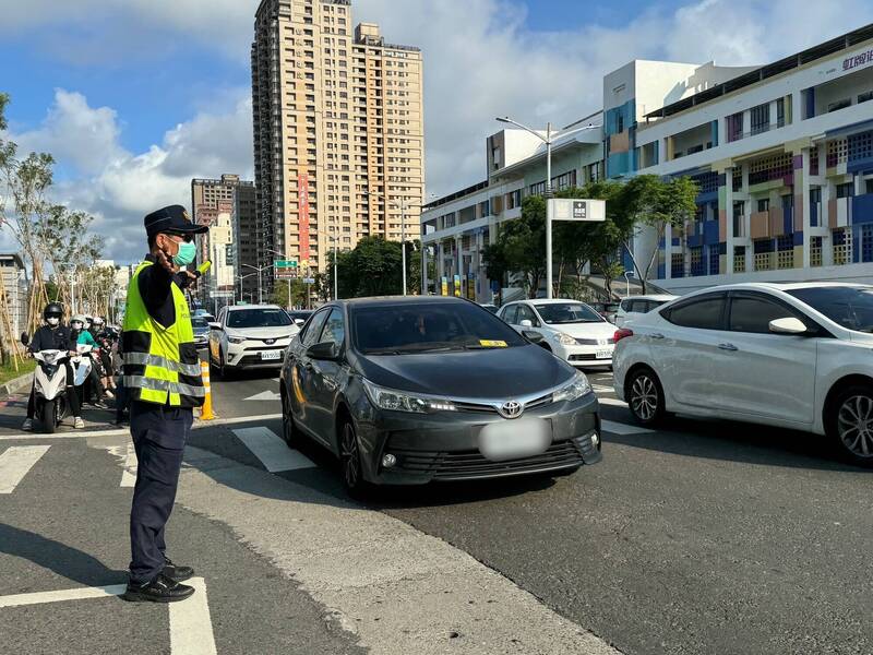 高雄熱門景區端午連假車流壅塞 警啟動交管取締毒駕、酒駕