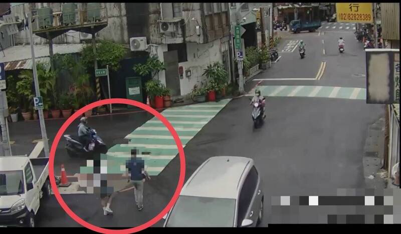 [新聞]父不滿15歲女兒翹課會男友「當街猛打巴掌 - 八卦 - PTT.BEST 批踢踢爆文