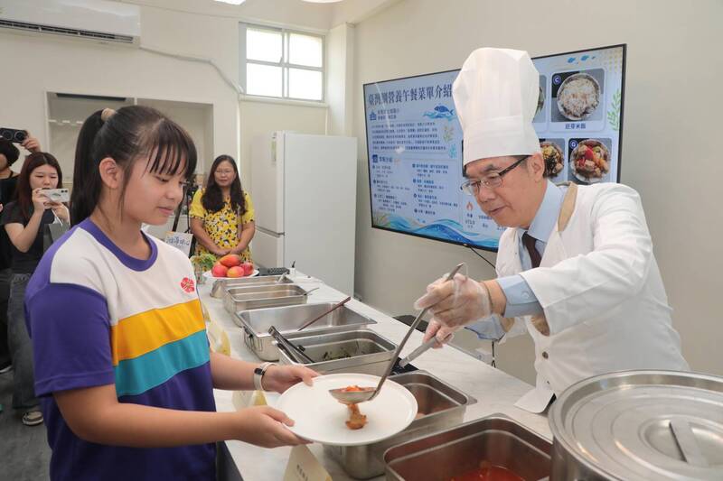 台南市長黃偉哲化身「超級值日生」幫孩子們打菜。（台南市府提供）