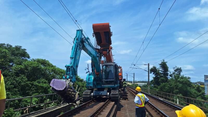 台鐵「苗栗=竹南」段怪手翻覆事故排除 14:40恢復雙線通車