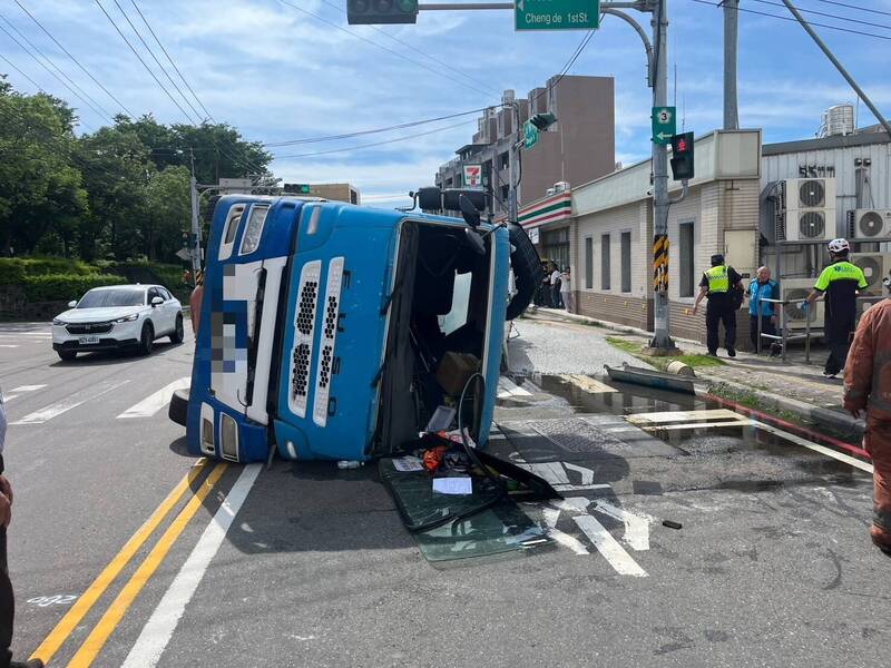 竹市成德路預拌混凝土車翻覆 波及3機車4人傷