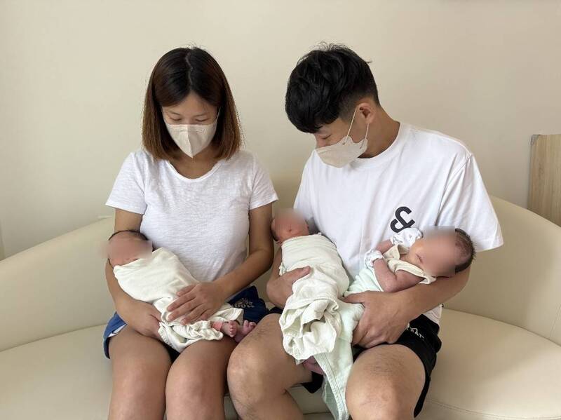 打火英雄變三寶爸!頭份消防員喜迎三胞胎 獲公所15萬元新生兒補助