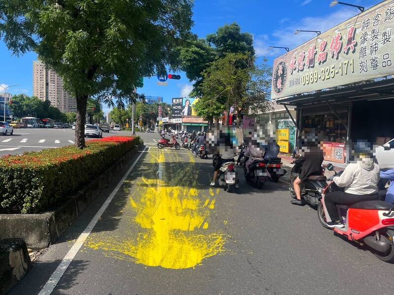 機車掉落油漆釀禍 女騎士輾過滑倒受傷