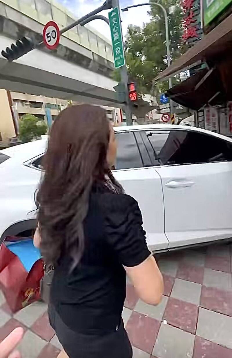 「停一下怎麼了?」台中大媽買水果違停擋到輪椅伯 見民眾報警急開溜