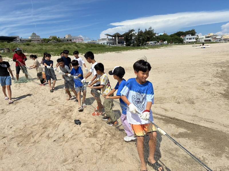 嵵裡國小學童牽罟捕魚 澎湖區漁會傳承漁村技藝