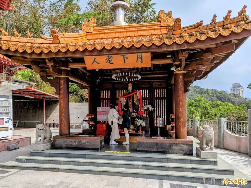拜遍全台苦無姻緣!日月潭月老助攻神速脫單結婚 男請戲班謝神