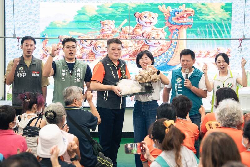 鶯歌慶端午場外短暫撞場 蘇巧慧禮貌停下腳步 主動向李四川揮手