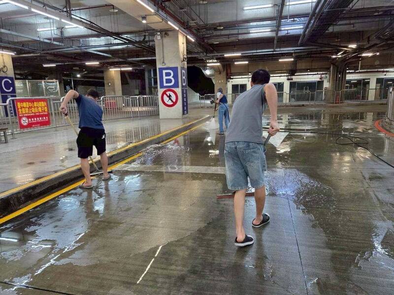 中市交通局端節前夕加強清掃台中火車站環境 7/1街友再亂堆強制清除