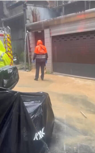 午後大雷雨!北市信義區民宅淹水 警、消破門救出受困男