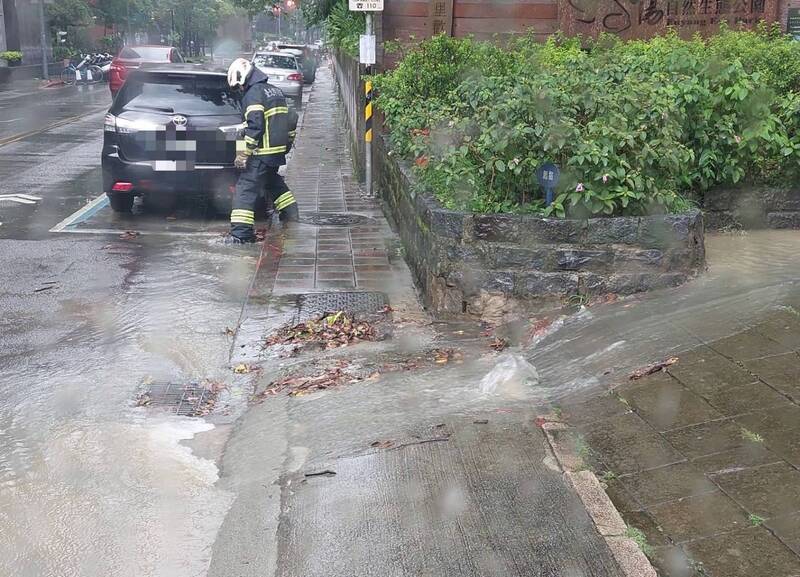 台大測站時雨量逼百毫米 北市應變中心三級開設 全力復原市容
