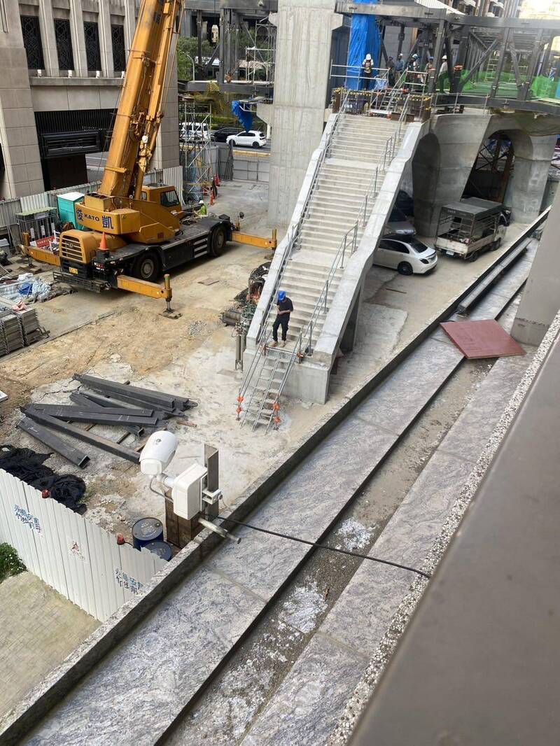 新竹慈雲空橋階梯被嫌醜爆 市府原稱「符合法規」今敲掉