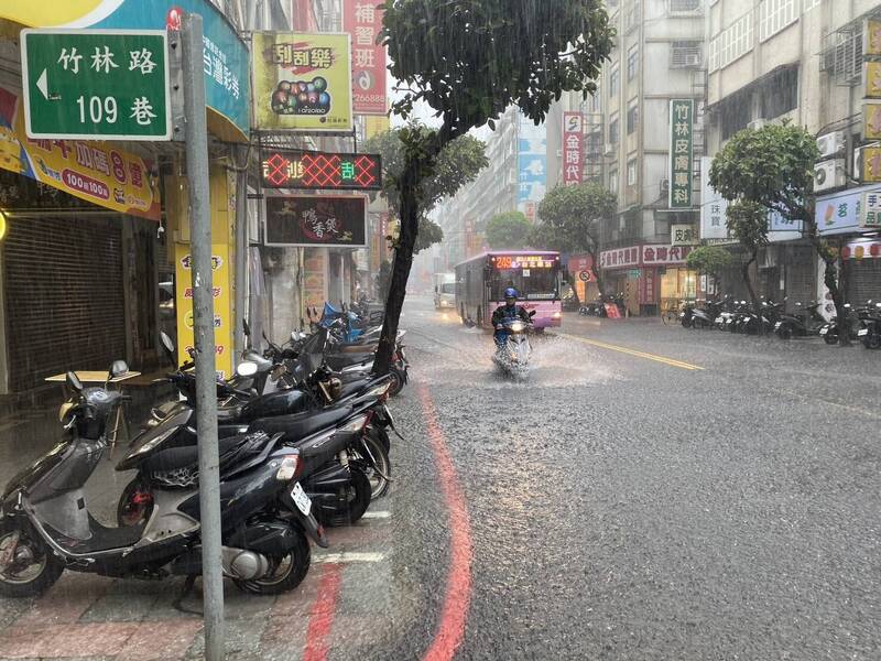 新北午後強降雨釀積淹水 中、永和30分鐘雨量最高達58毫米