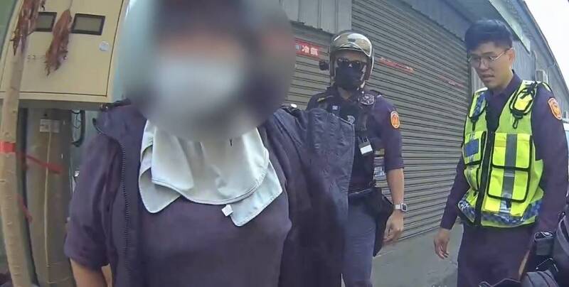 抓狂片!高雄女不滿被開單 騎車撞警還踹警車防護板